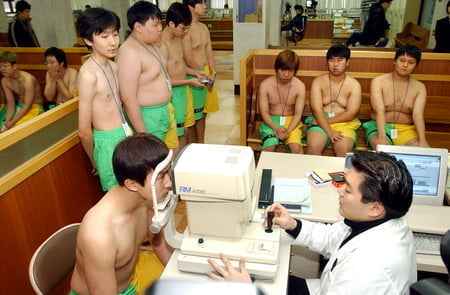 군 복무기간 단축문제로 시끄러운데‥
