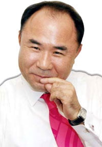 (24) 윤홍근 제너시스BBQ 회장