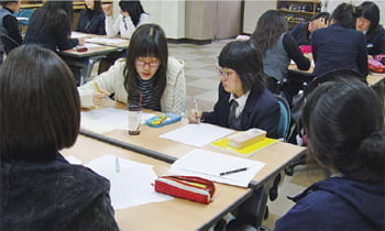 ① 망원경? 양탄자? 사과?