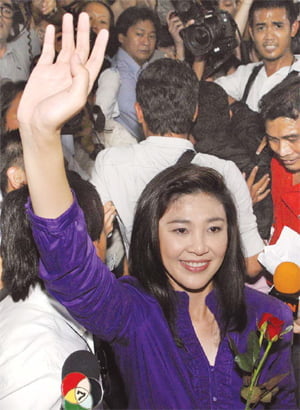 포퓰리즘으로 탄생한 잉락 정권 ··· 태국 경제 '안개속으로'