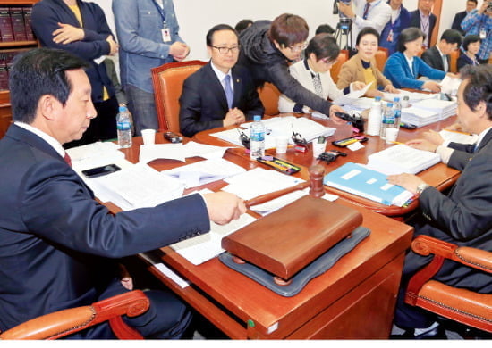 늘어나는 정년…세대간 일자리 전쟁 현실화되나