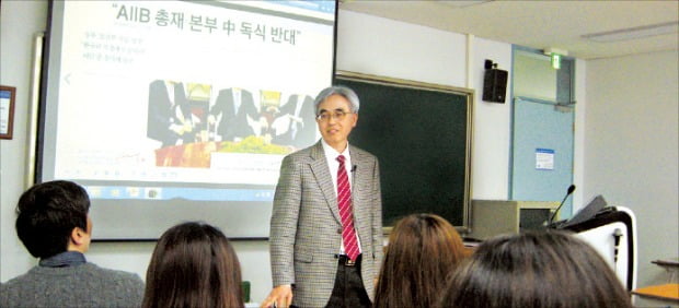 한국경제신문을 보조교재로 활용하는 건국대 장동한 교수…"한경만큼 좋은 경제교과서 없어요"