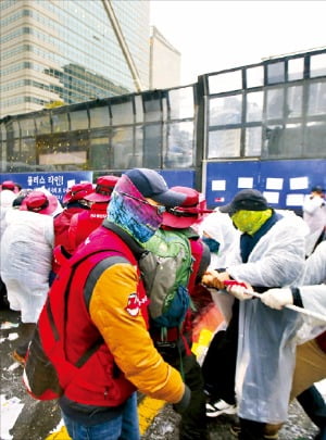 복면 금지법 만들어야 할까요