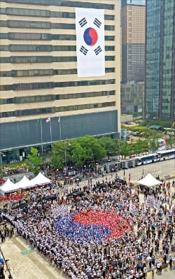 광복 70년·그리스 몰락·미국 재부상…국내외 핵심이슈 놓치지 않았던 한 해