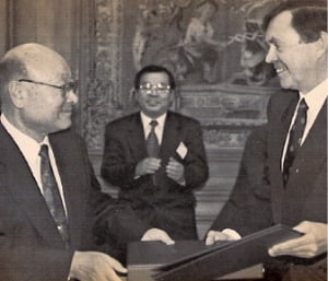 한국은 1996년 10월 OECD(경제협력개발기구)에 가입, 29번째의 회원국이 되었다. 사진 왼쪽은 공노명 당시 외무장관.