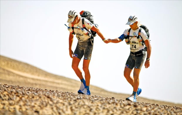250km 달리는 사하라 사막마라톤···한계에 도전한다.