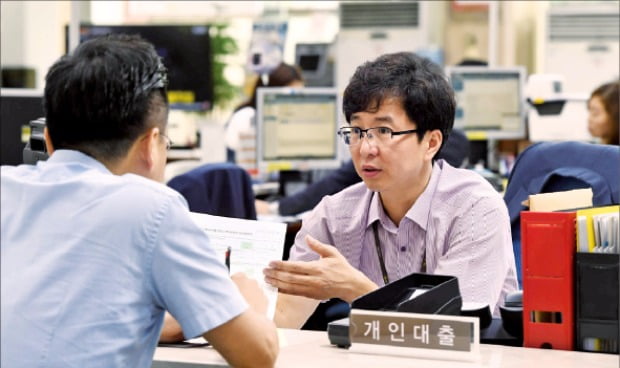 정부가 시중은행의 대출금리 인상에 제동 걸려 하는데 …