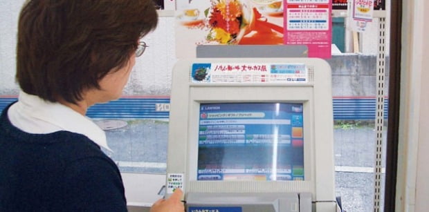 '편의점 천국' 일본은 노래방·헬스장·택배 등 끊임없이 도전