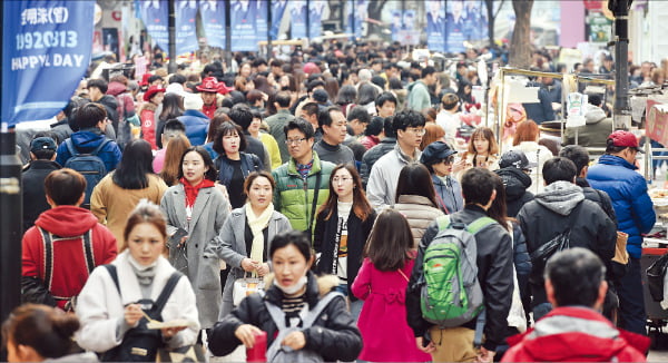 디지털 시대에는 불특정 대중이 가치를 창출하죠