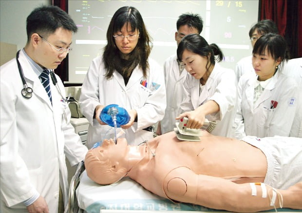 의대 정시는 전년보다 155명 늘고 면접은 강화돼요