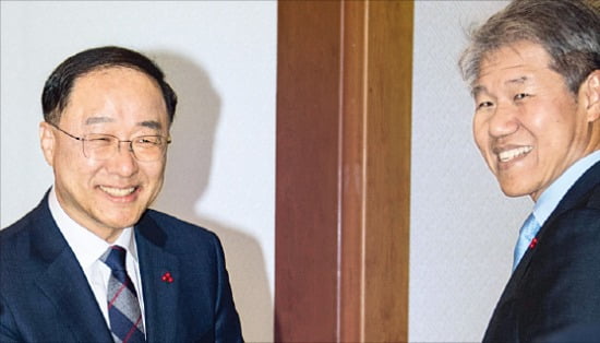 경제를 정치 논리로 접근하는 '경제의 정치화' 경계해야