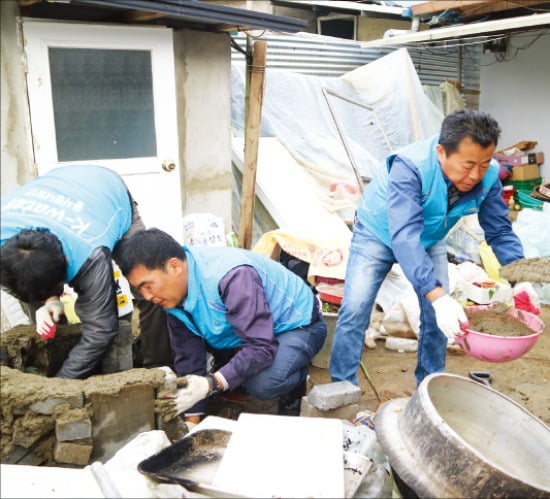 '돕느냐?' '돕냐?'는 맞고 '도우냐?'는 틀려요