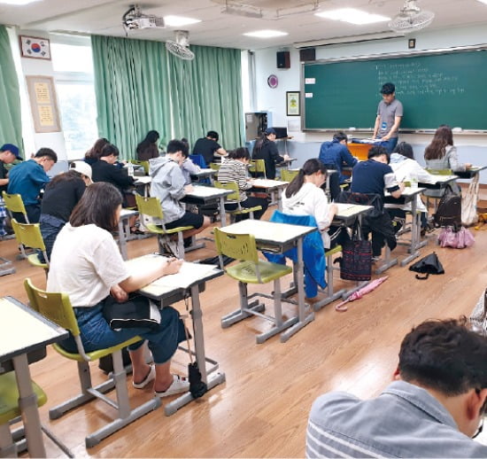 고교 개인 1위에 동백고 김성언…2위는 경기외고 김지수…동아리부문 대상은 연합팀 '테샛 경제경영팀'이 차지