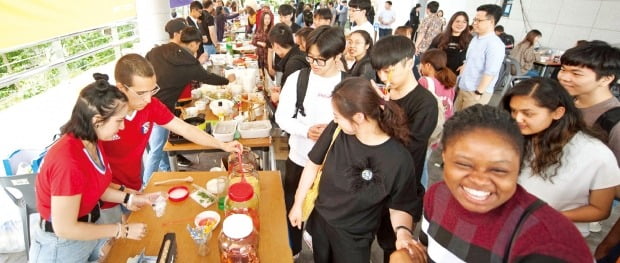 국내 대학 외국인 학생 3400명에서 16만명으로 급증