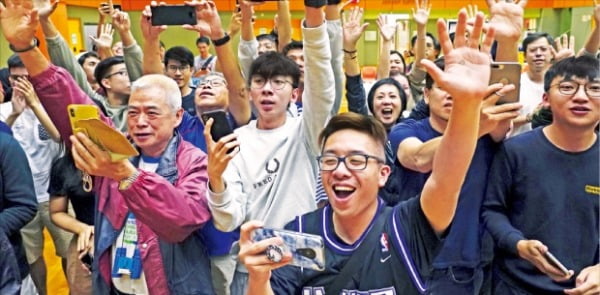 홍콩 구의원 선거에서 反중국 민주화 진영 86% 압승