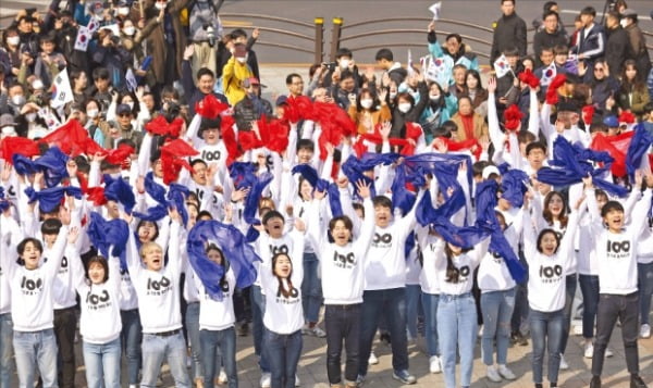 '굴종의 역사관' 버리고 21세기 정체성 다시 찾자
