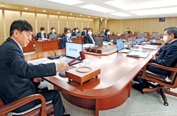 금리 인하·국채 매입…한국도 양적완화 카드 꺼냈다