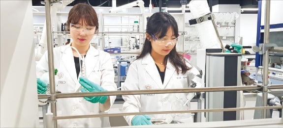 'K바이오' 이끌 코로나 치료제 개발 기업들…힘껏 응원하자