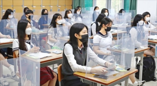 등교 수업 시작…마스크·팔꿈치 인사 잊지 마세요