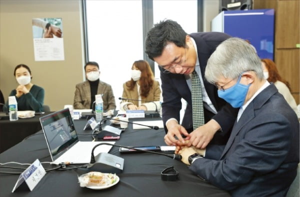 심장 이상 신호땐 스마트워치가 의사에게 SOS