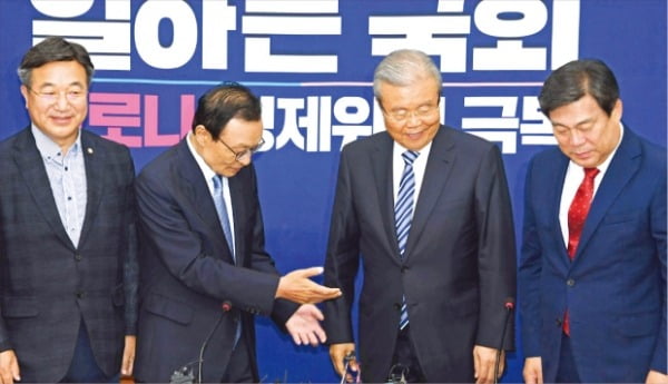 "공돈 받으면 근로의욕 저하" vs "소비 늘려 경기부양 효과"