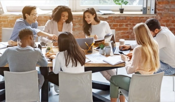 이윤창출 → 사회적 책임 → ESG…기업의 책임도 진화한다