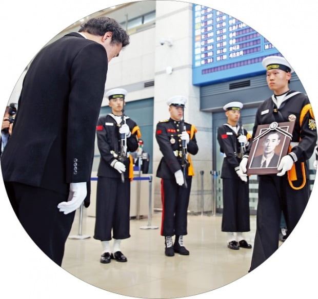목례보다 '눈인사'가 정겨운 느낌을 주죠