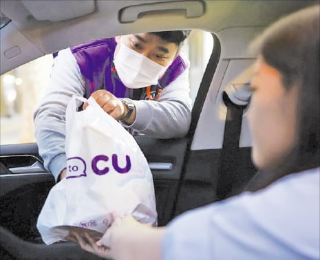 뭐든지 車에서 내리지 않고 '휙'…대세가 된 '드라이브 스루'