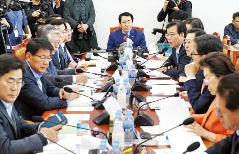 급증하는 복지비용…설탕세·청년세·시멘트세 대안이 될까