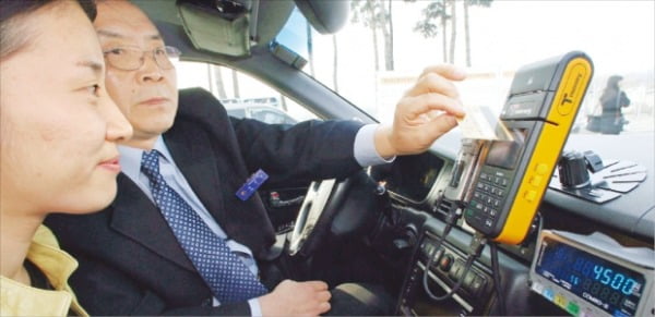 먼저 쓰고 나중에 갚는 신용카드…과도한 사용 안돼요