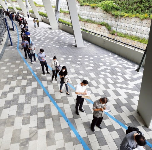 실업은 인적자원을 제대로 활용하지 못하는 것이기에 한 국가의 국내총생산(GDP)에 부정적 영향을 미친다. 뉴스1