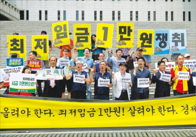 일자리 감소 우려에도 '최저임금 1만원' 밀어붙일 만한가