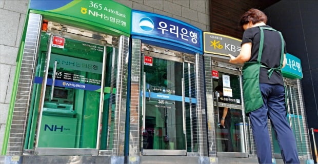 "대출 이자 더 나가는데"…빚 많은 가계·中企 '가시밭길'