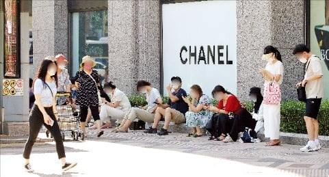 1년에 다섯번 가격 올려도 잘팔린다…이상한 名品시장