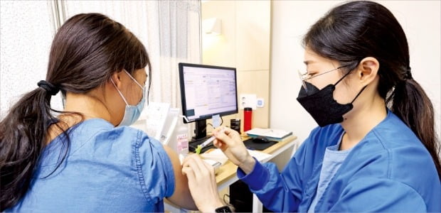 18일부터 청소년 코로나 백신 접종…이득·위험 충분히 판단해 ‘자율 접종’