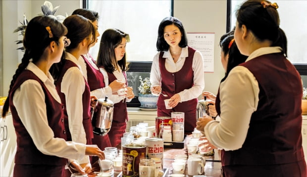 커피만 타기 싫었던 그녀들의 내부 고발…부정적 외부효과를 순수한 이타심으로 없애