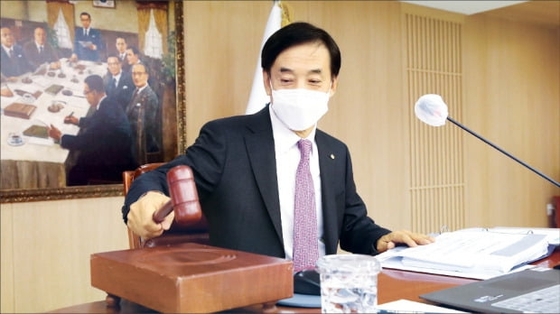 경제기사에 언급된 금리동결, hold 단어 대신…leave the base rate unchanged로 썼죠