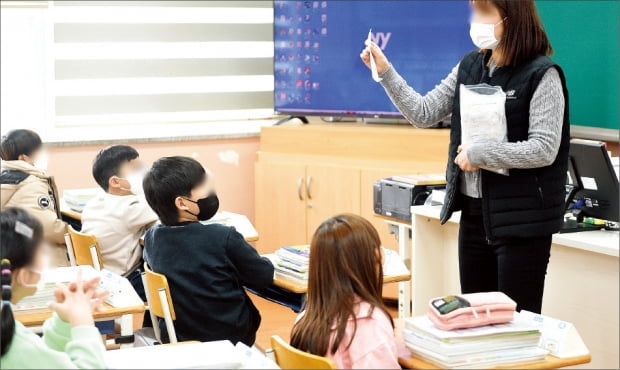 대면 수업은 in-person class라고 하고…비대면 수업은 untact class 아닌 online class라 하죠