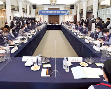 2023 최저임금 논의…고물가 반영해 또 많이 올려야 하나