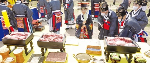 왕이 직접 쟁기 잡고 밭갈이…백성들 농사일 독려