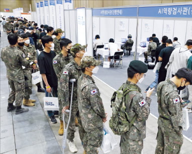 갑론을박 병사 월급 200만원, 조기 시행해야 하나