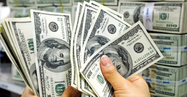 greenback, bucks, grand는 모두 달러의 별명이죠