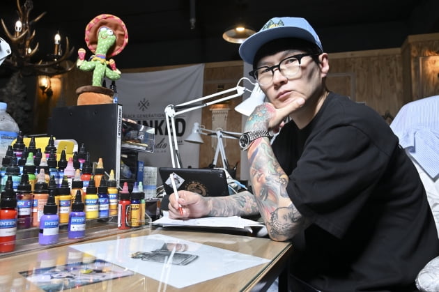 인간의 몸에 그림을 그리는 직업 타투이스트