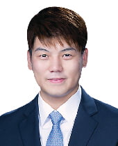 경기 과열이나 침체 때 금리조절로 안정시키죠