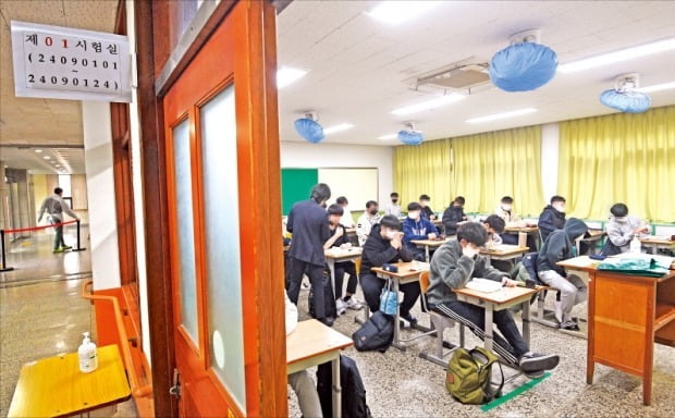 2023학년도 대학수학능력시험일인 지난 17일 대구 대륜고등학교 시험장에서 수험생들이 시험 준비를 하고 있다. /연합뉴스