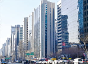 부실기업 지원 여부, 여러 가지 고려해야