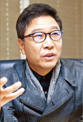 '이수만 왕국' SM을 흔든 금융맨의 정체는