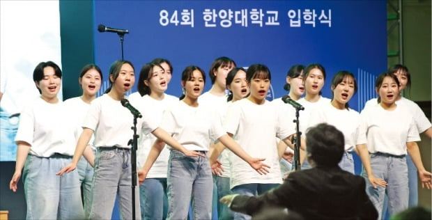 신입생과 재학생이 화음 맞추는 입학식