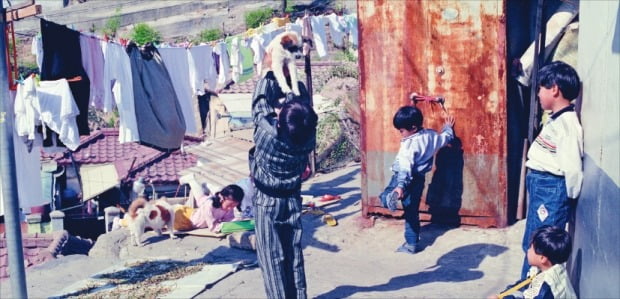 어른의 그늘에서 성장하는 아이의 기쁨과 아픔
