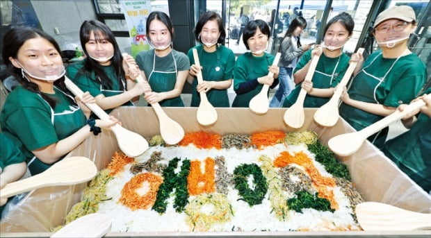 축제 즐기는 이화여대 학생들